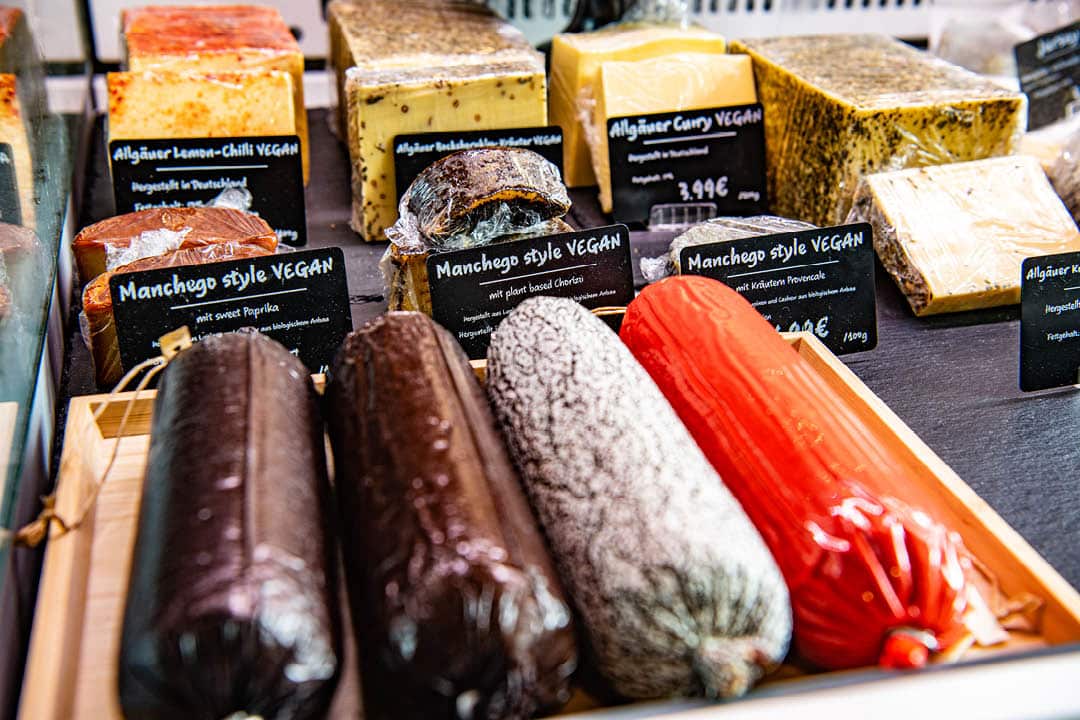 Veganer Käse in unserer Käsetheke in Köln-Nippes